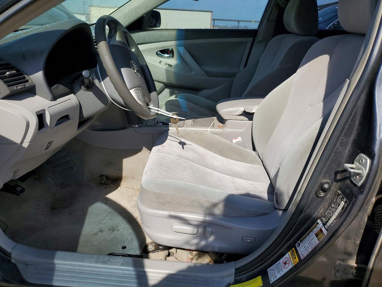 2010 TOYOTA CAMRY photo 13