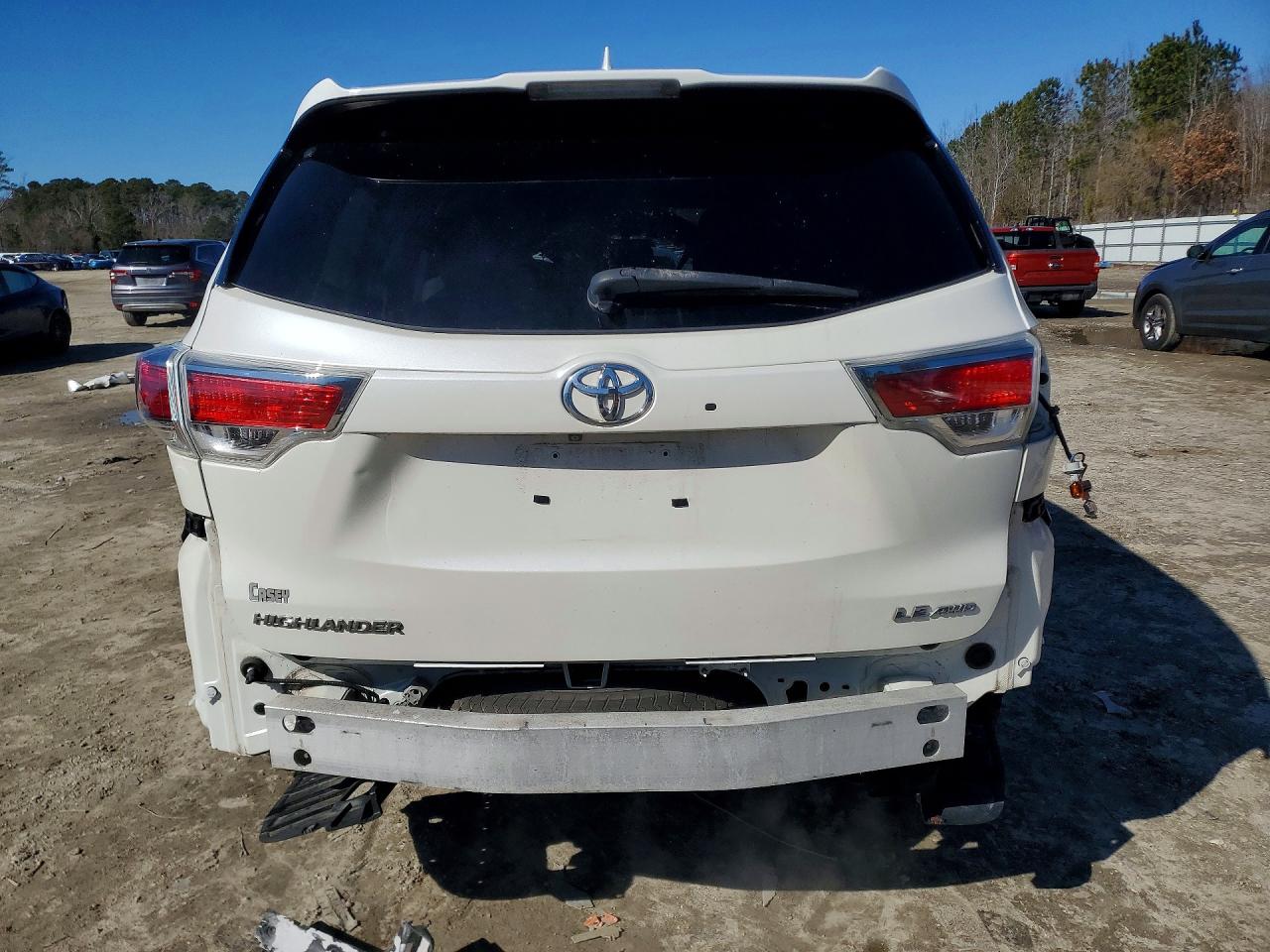 2014 TOYOTA HIGHLANDER LE photo 6