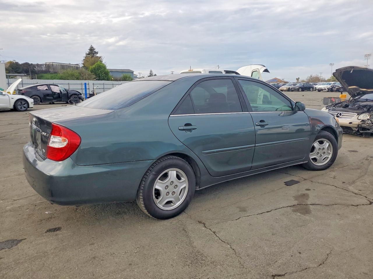 2002 TOYOTA CAMRY LE photo 3