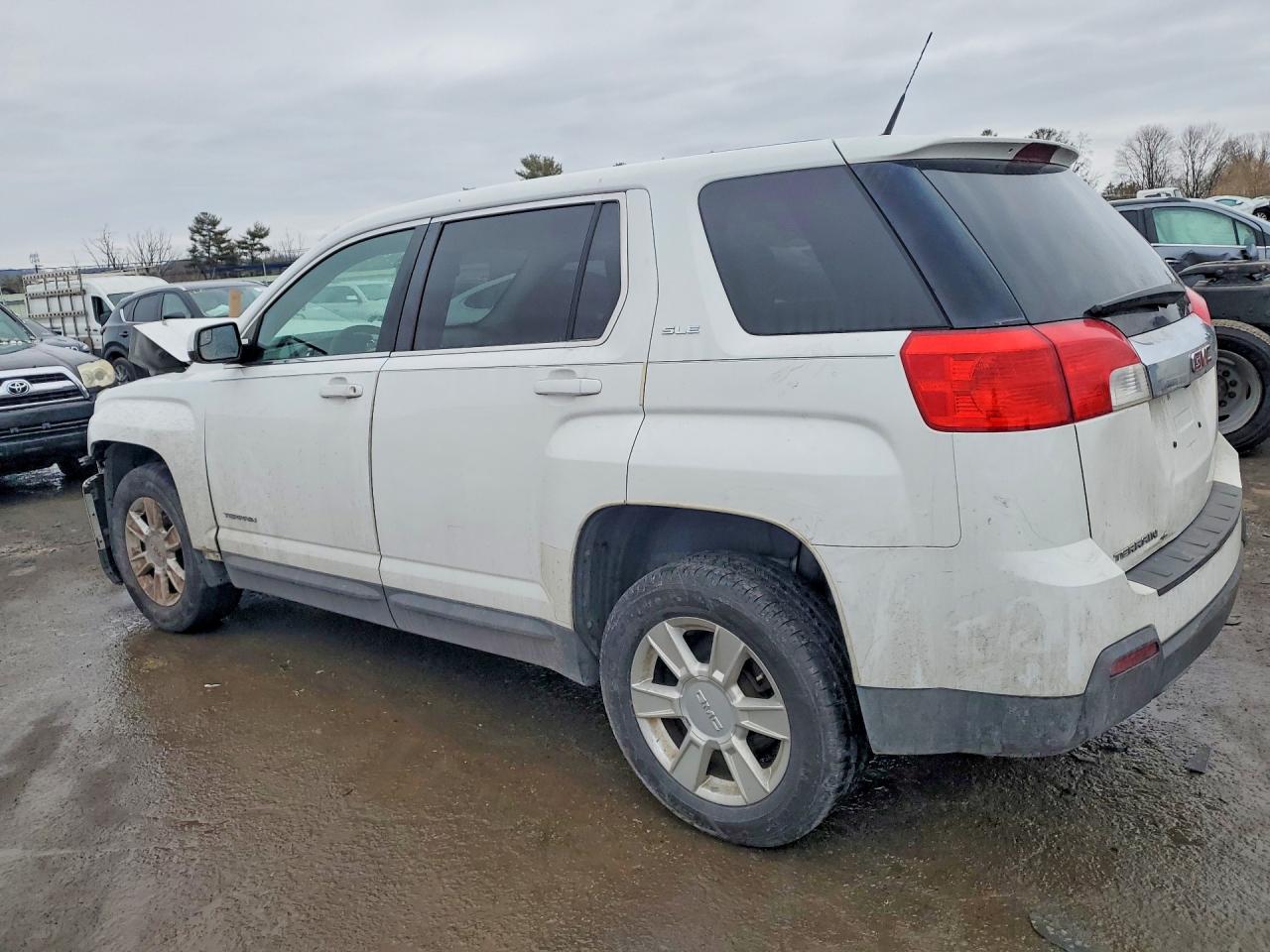 2012 GMC TERRAIN SLE photo 3