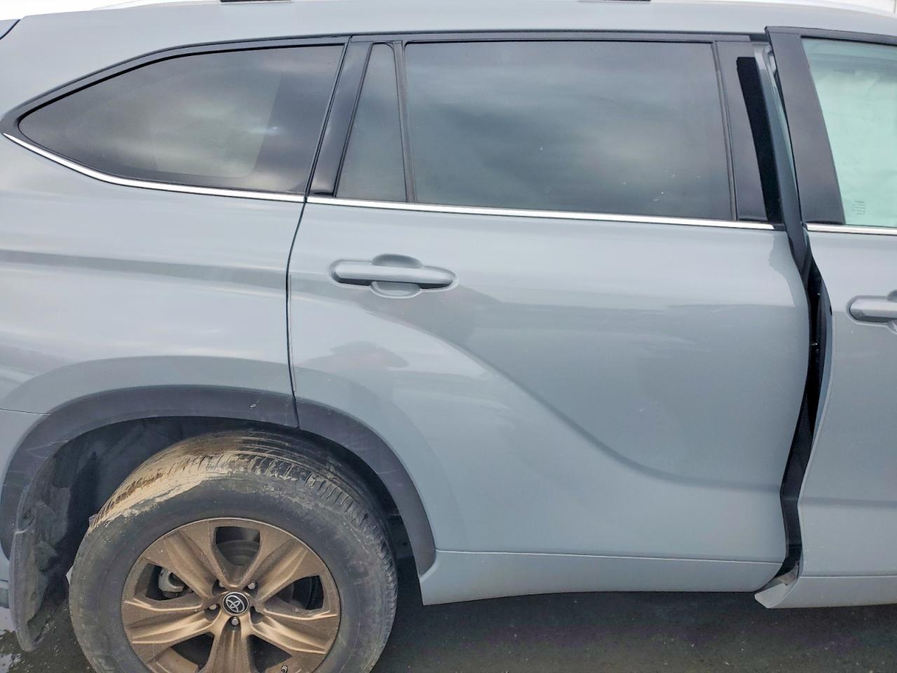 2022 TOYOTA HIGHLANDER HYBRID XLE photo 11