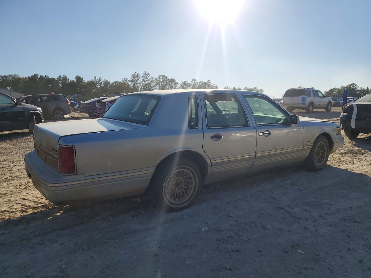 1995 LINCOLN TOWN CAR EXECUTIVE photo 3