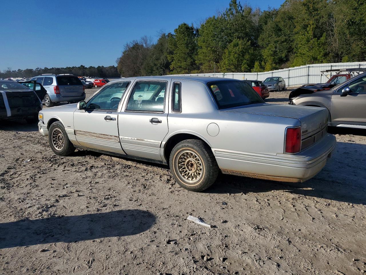 1995 LINCOLN TOWN CAR EXECUTIVE photo 2