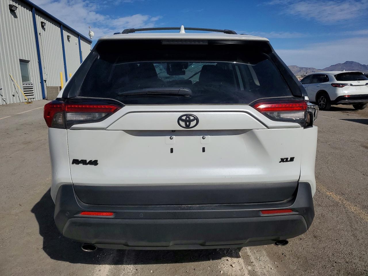 2025 TOYOTA RAV4 XLE PREMIUM photo 16