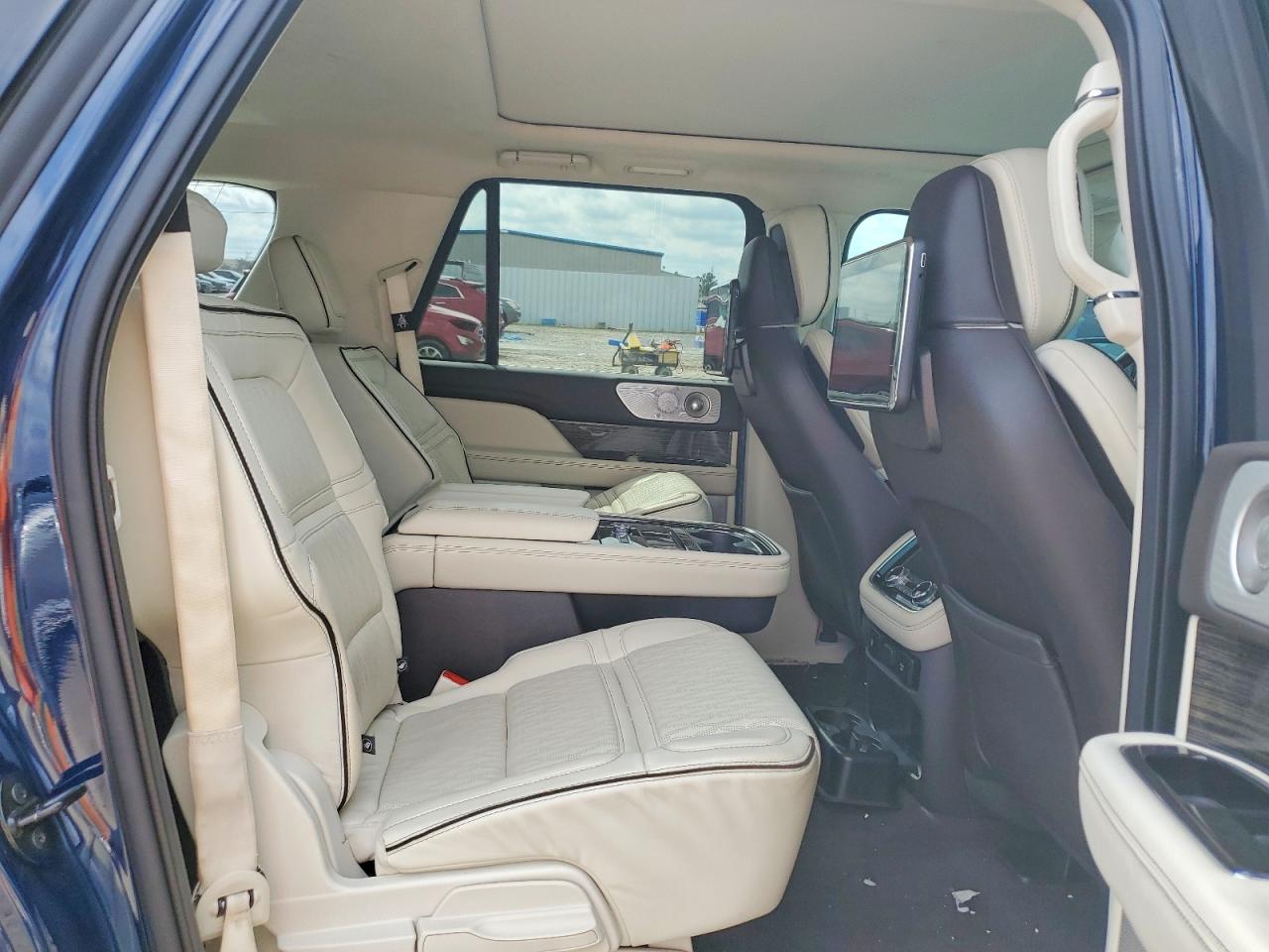 2019 LINCOLN NAVIGATOR L BLACK LABEL photo 21