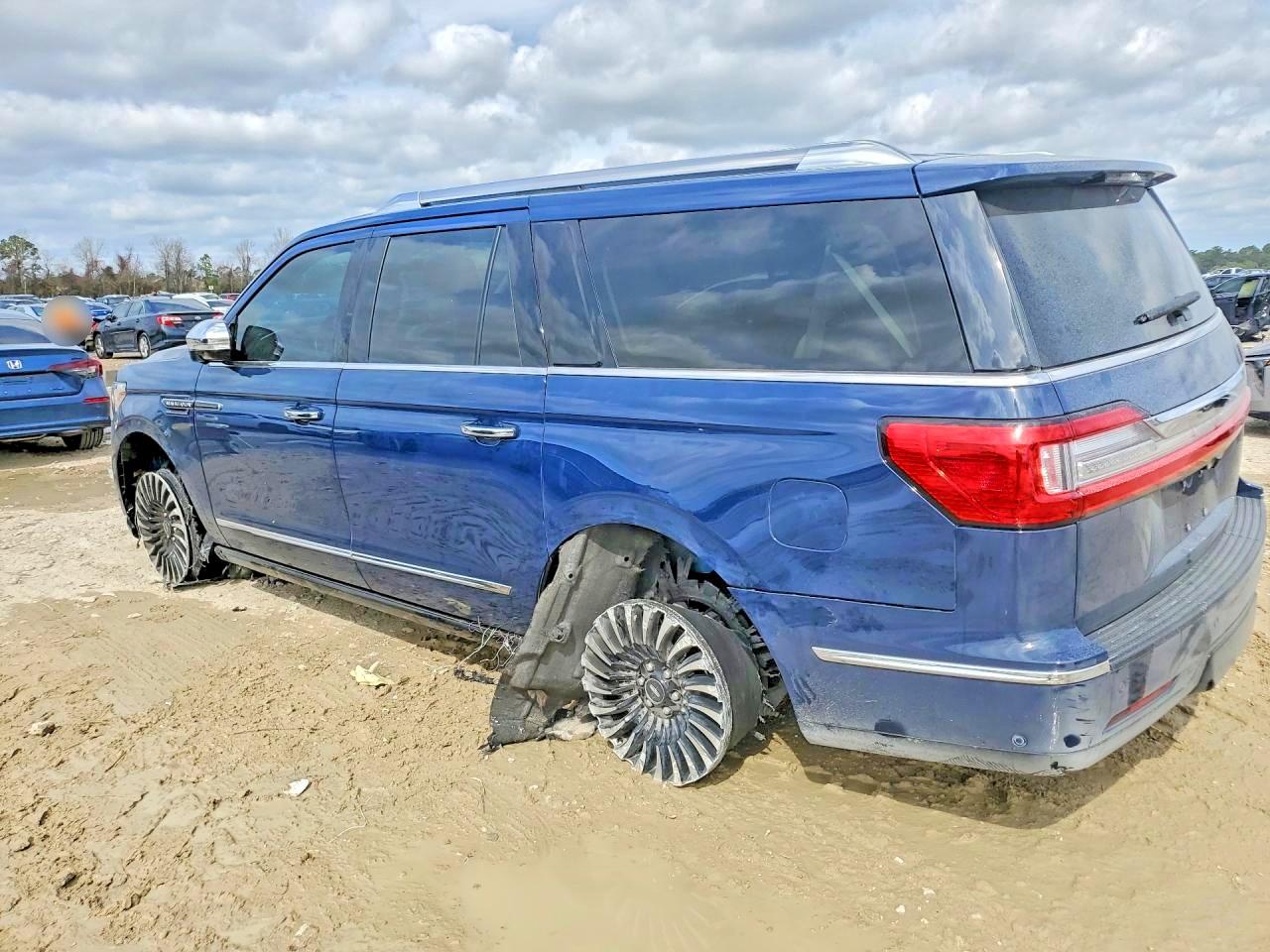 2019 LINCOLN NAVIGATOR L BLACK LABEL photo 3