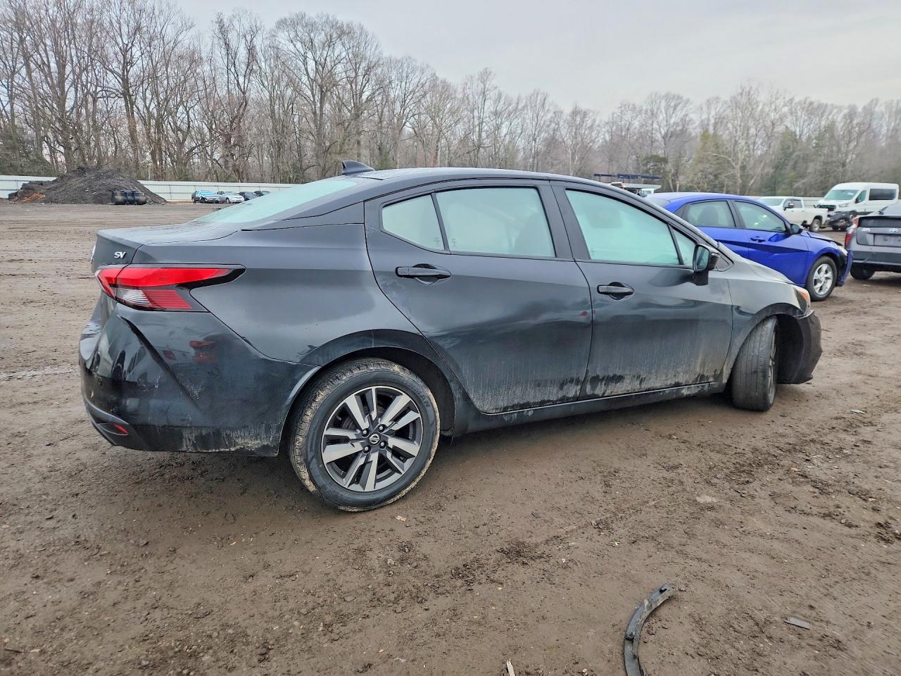 2021 NISSAN VERSA SV photo 3