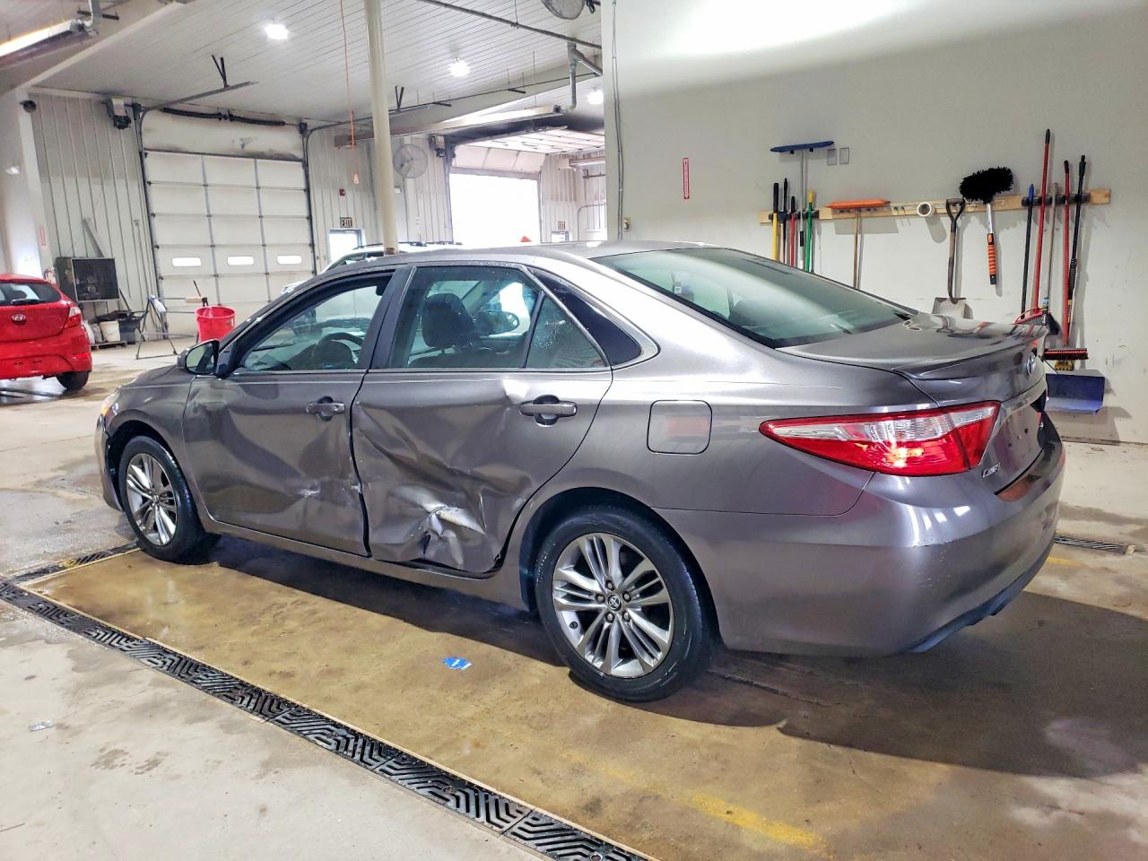 2016 TOYOTA CAMRY SE photo 3