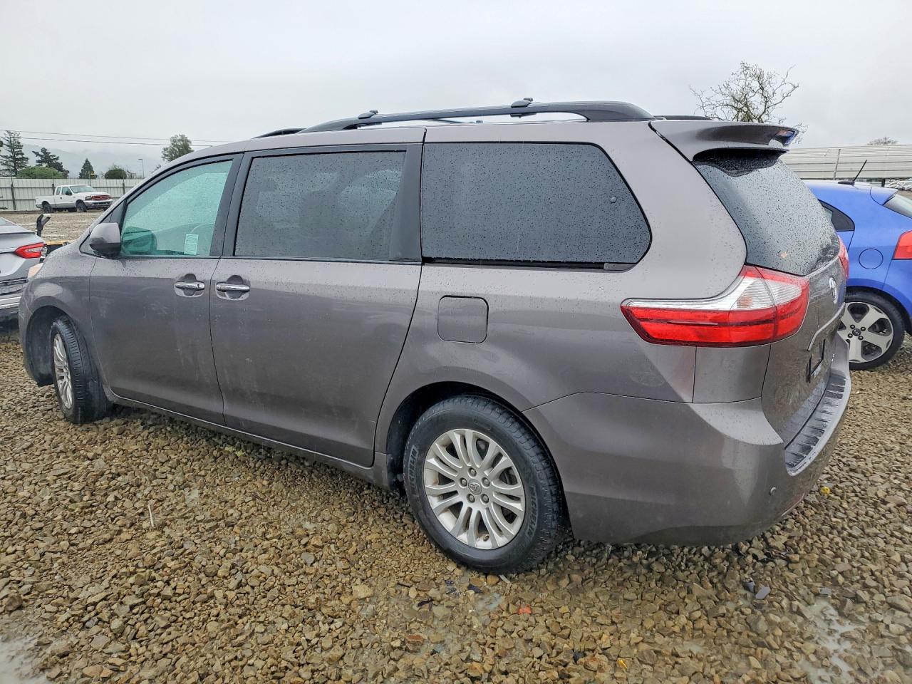 2017 TOYOTA SIENNA XLE photo 2