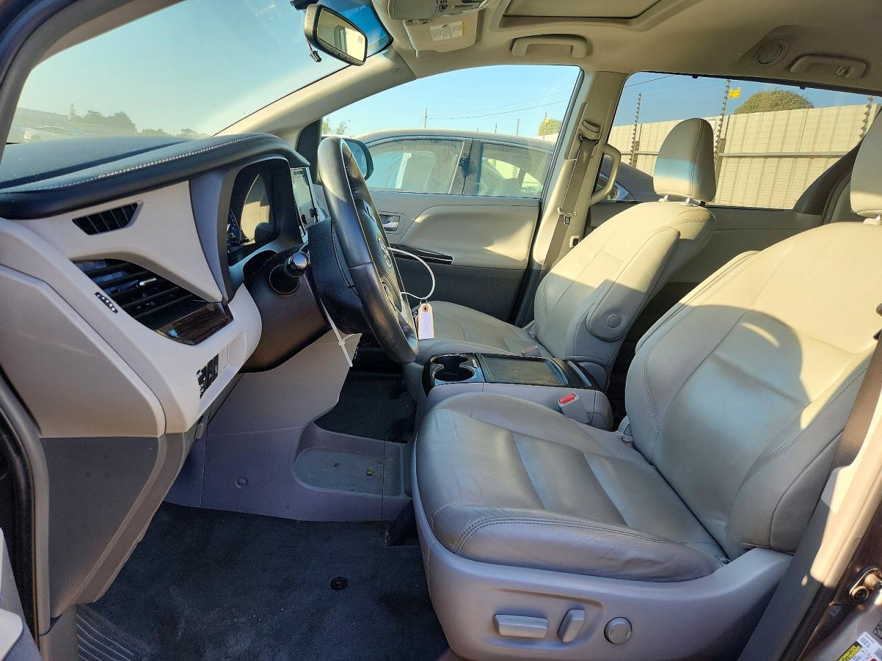 2017 TOYOTA SIENNA XLE photo 7