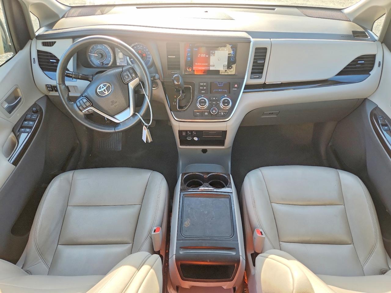 2017 TOYOTA SIENNA XLE photo 8