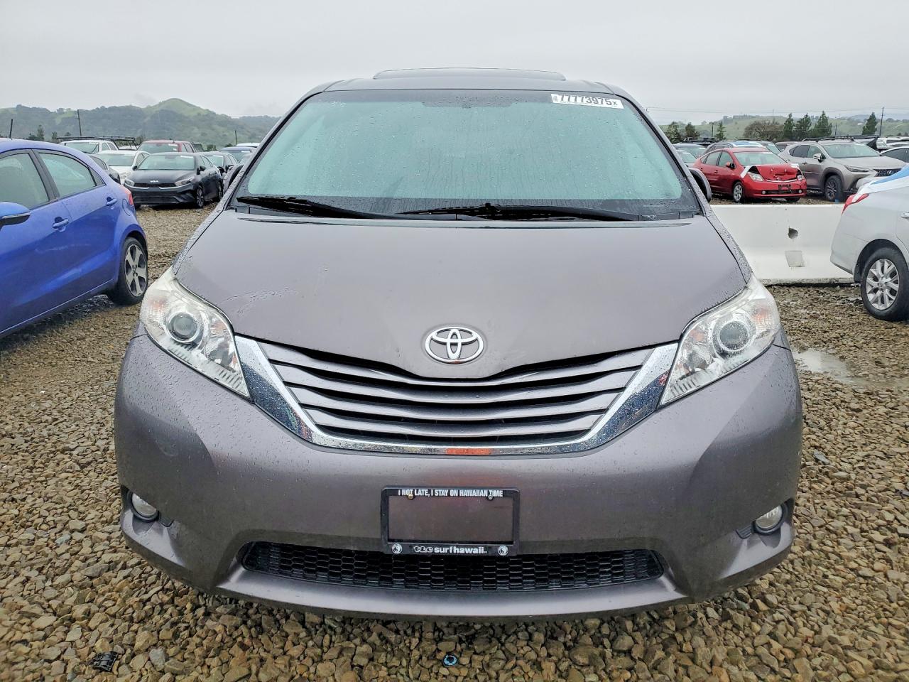 2017 TOYOTA SIENNA XLE photo 5