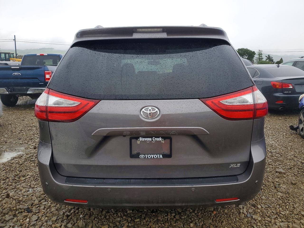 2017 TOYOTA SIENNA XLE photo 6