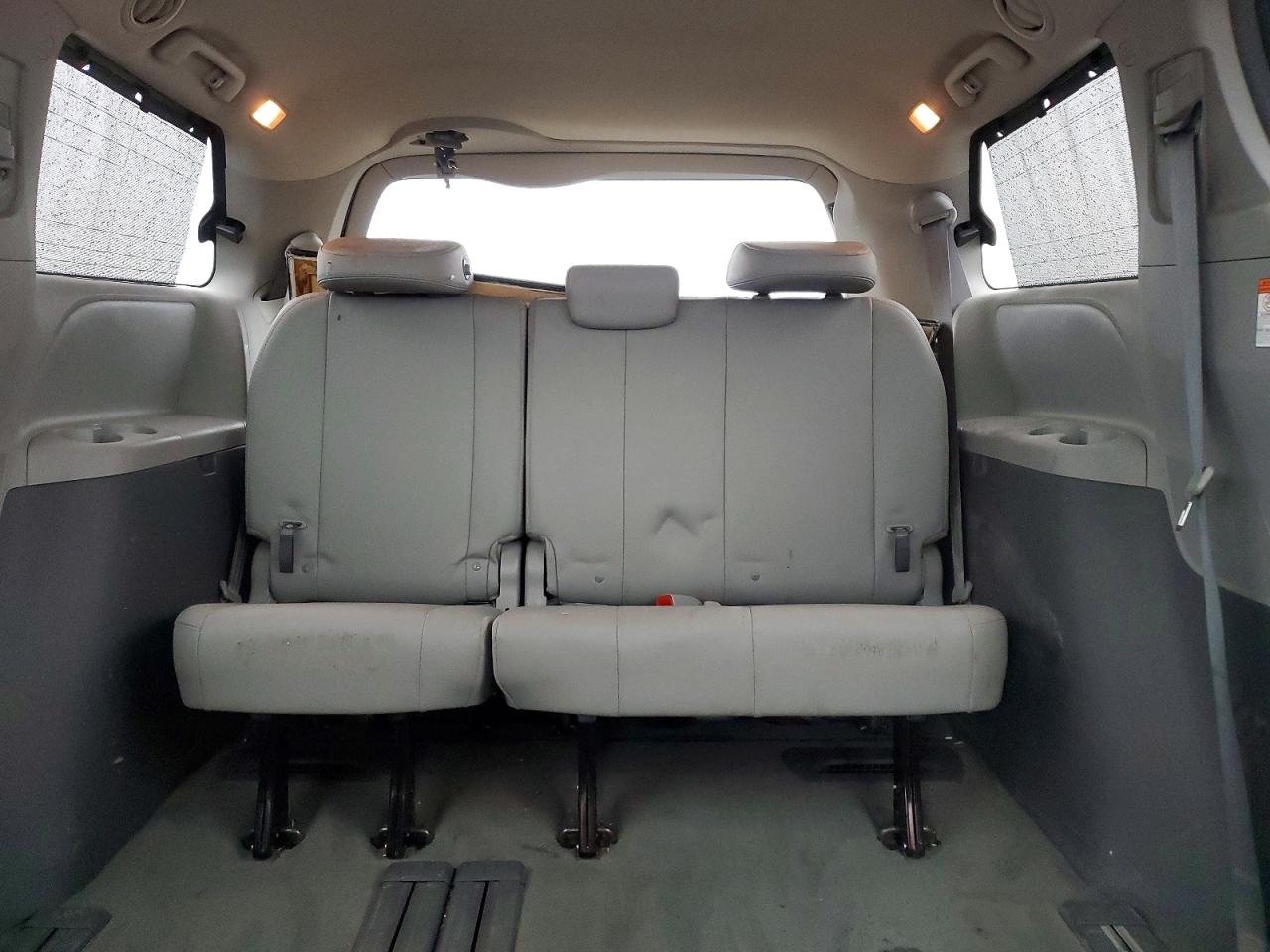 2017 TOYOTA SIENNA XLE photo 10