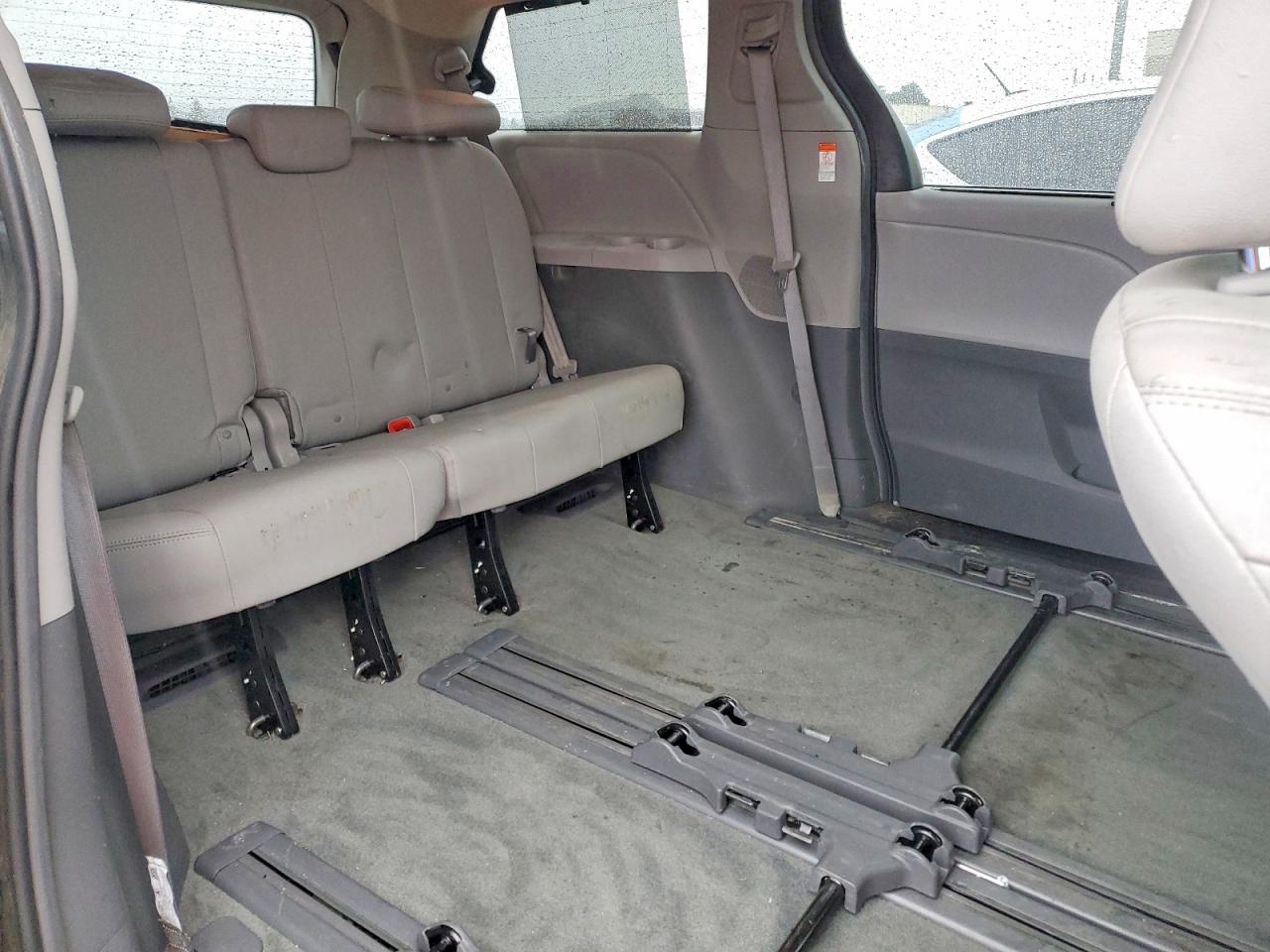 2017 TOYOTA SIENNA XLE photo 11