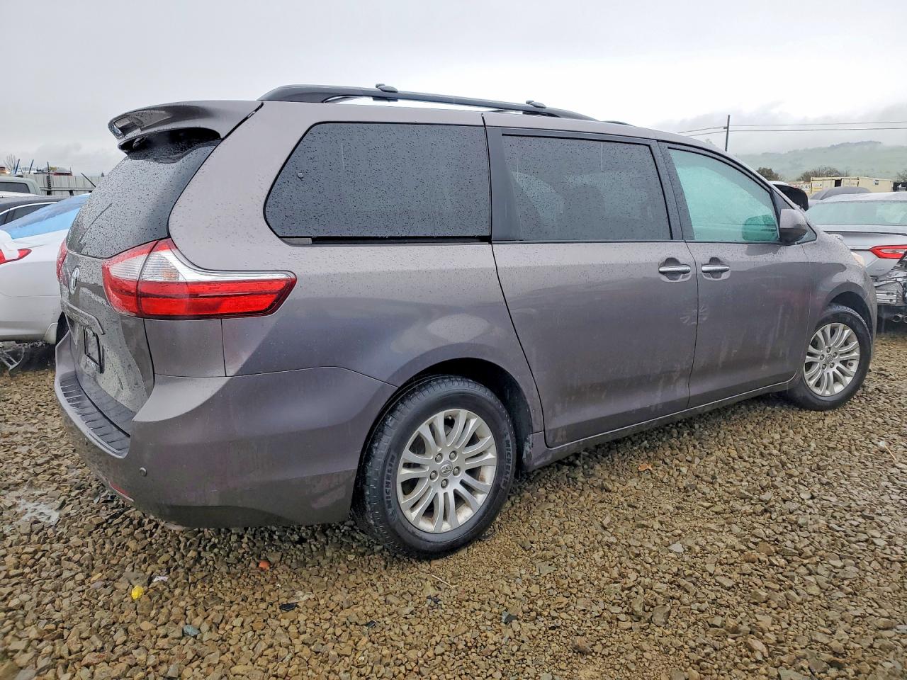 2017 TOYOTA SIENNA XLE photo 3