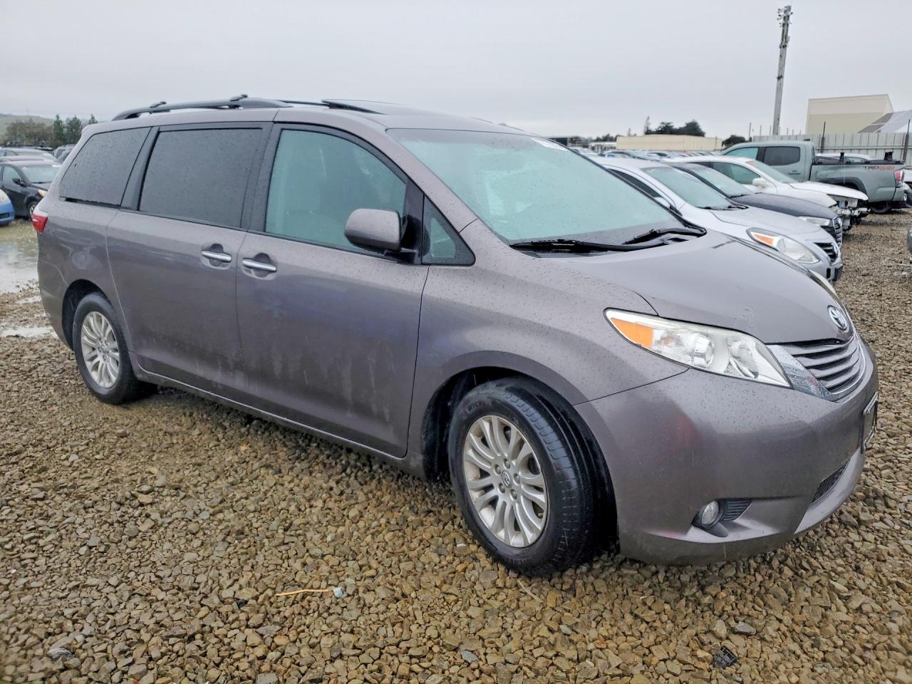 2017 TOYOTA SIENNA XLE photo 4