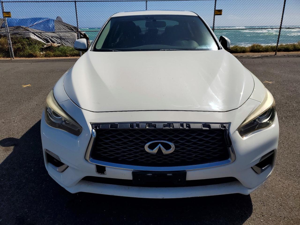 2018 INFINITI Q50 LUXE photo 9