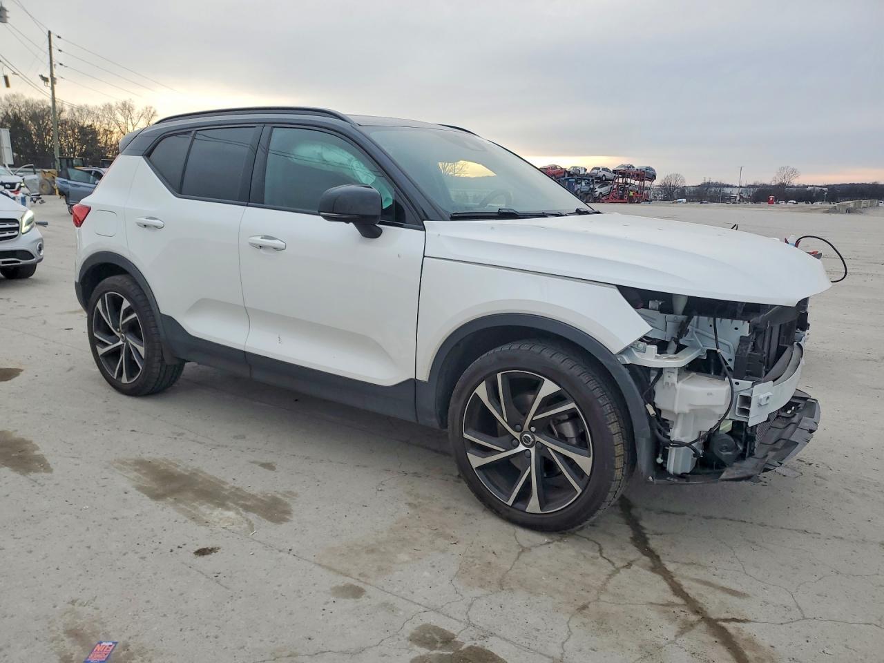 2022 VOLVO XC40 T5 R-DESIGN photo 4