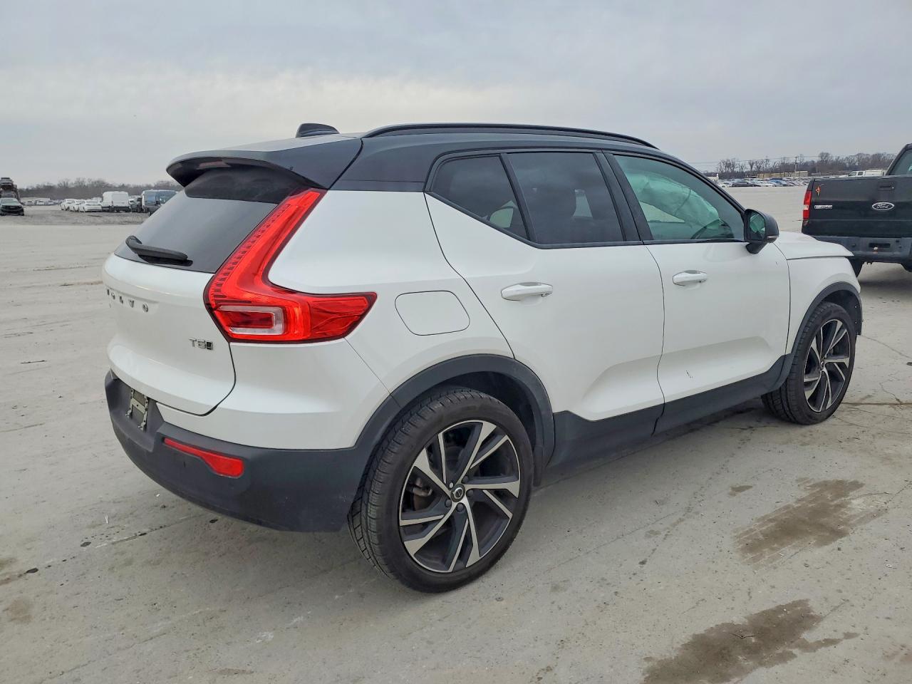 2022 VOLVO XC40 T5 R-DESIGN photo 3