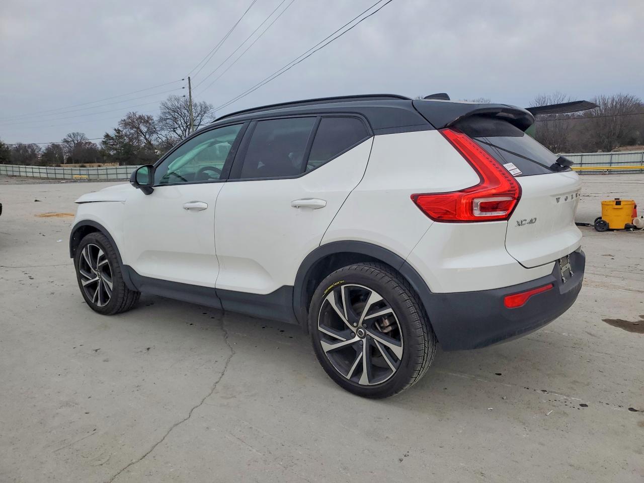 2022 VOLVO XC40 T5 R-DESIGN photo 2