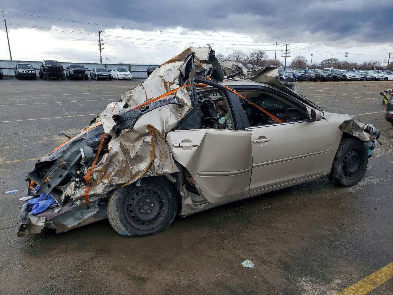 2004 TOYOTA CAMRY LE photo 3