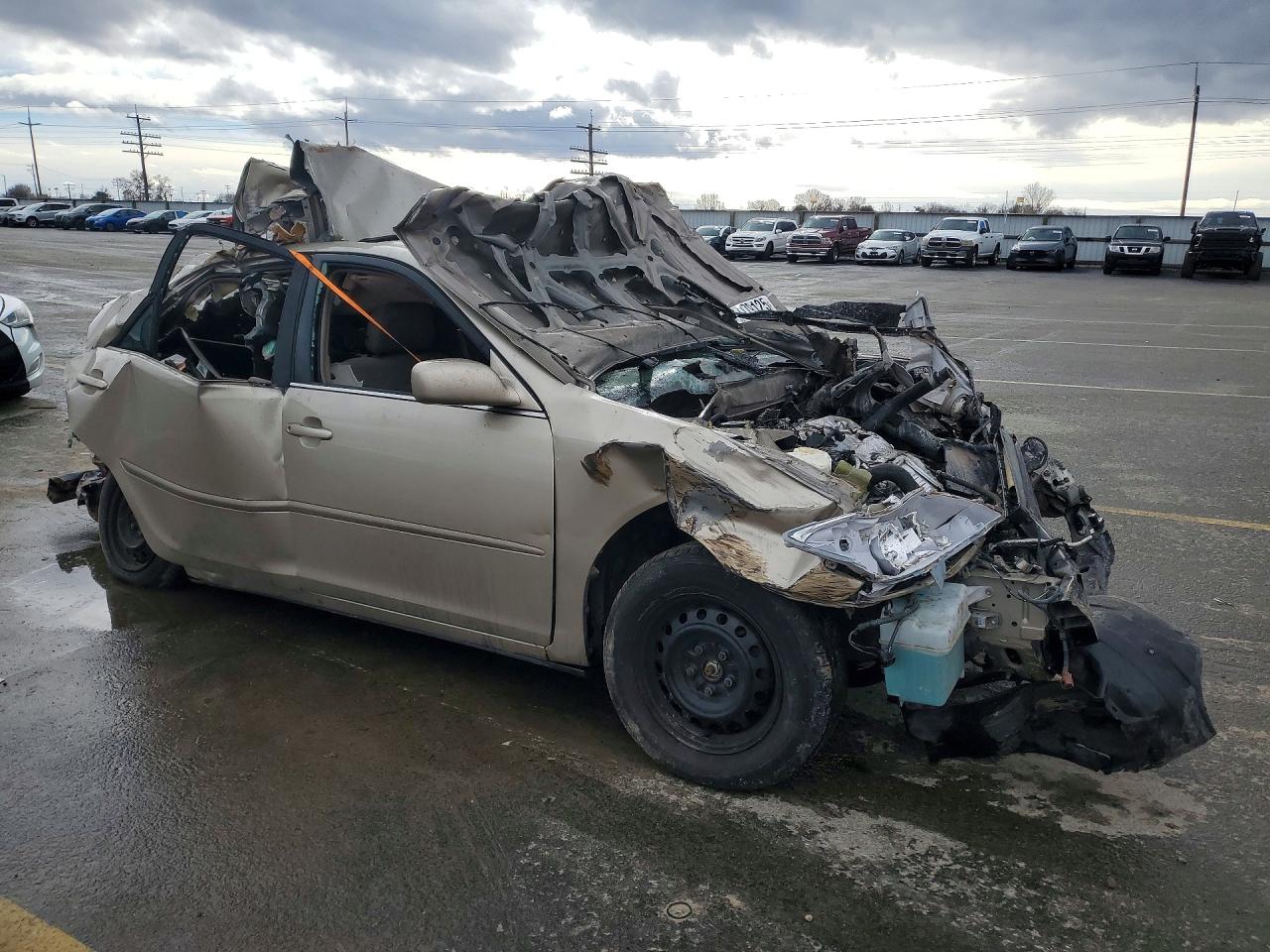 2004 TOYOTA CAMRY LE photo 4