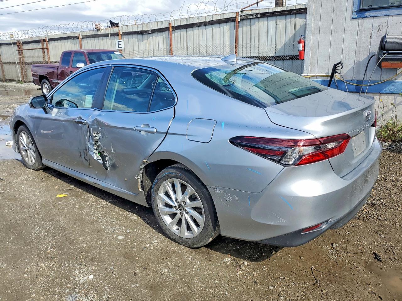 2023 TOYOTA CAMRY LE photo 3