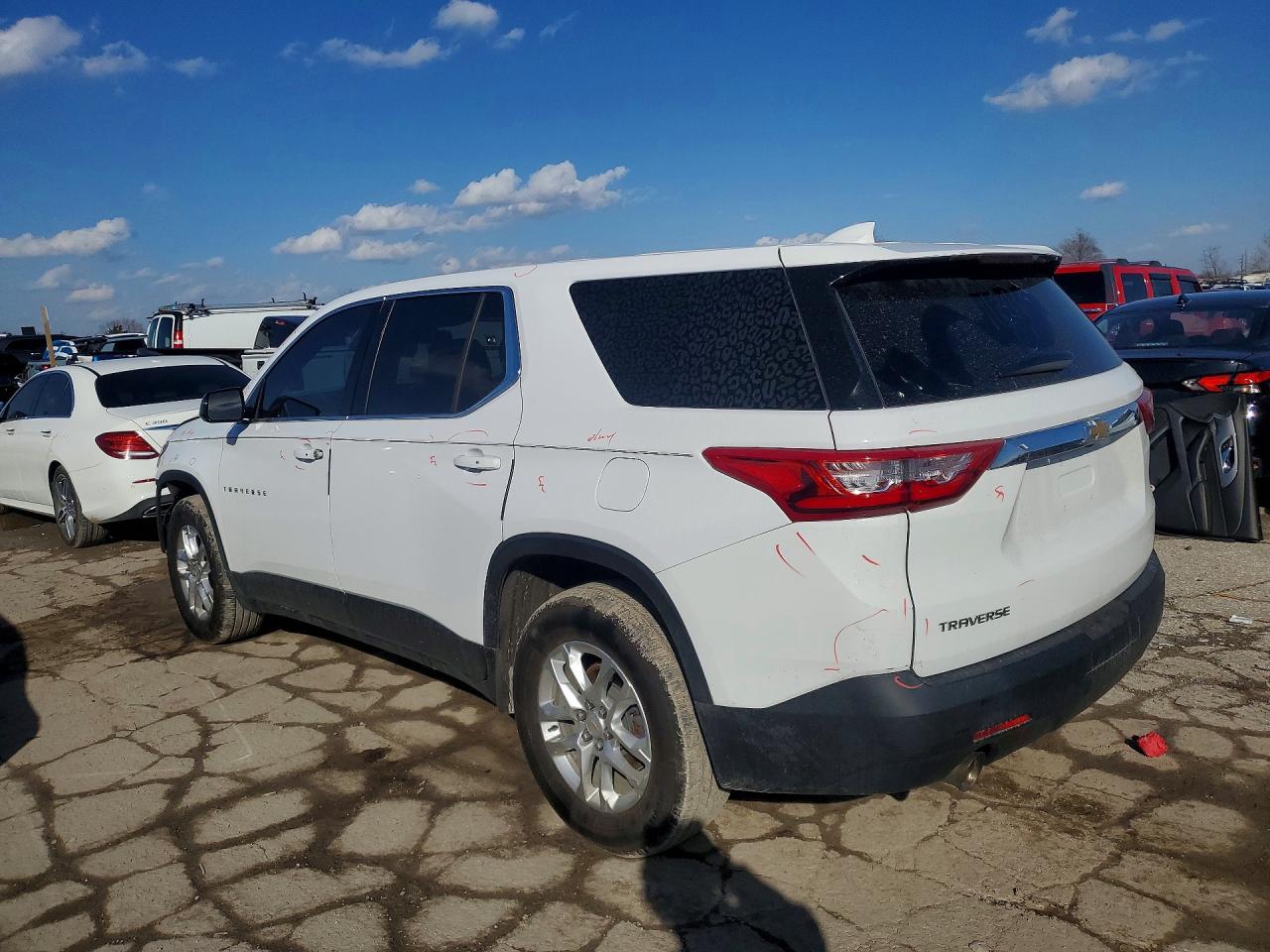 2019 CHEVROLET TRAVERSE LS photo 3