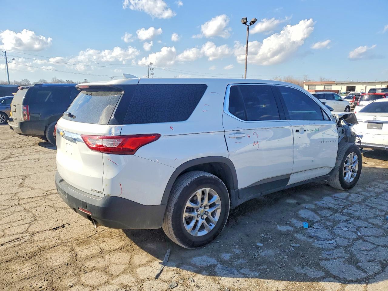2019 CHEVROLET TRAVERSE LS photo 5