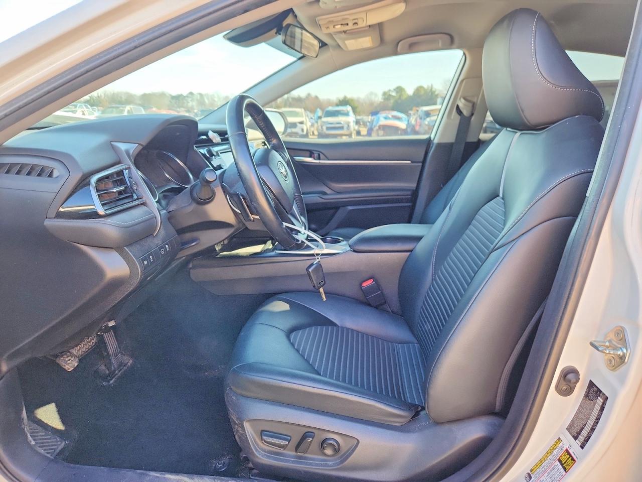 2020 TOYOTA CAMRY SE photo 13