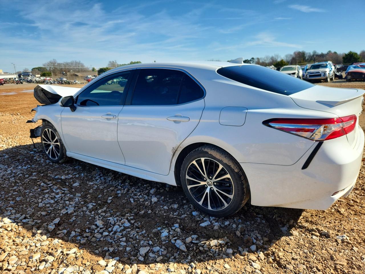 2020 TOYOTA CAMRY SE photo 3