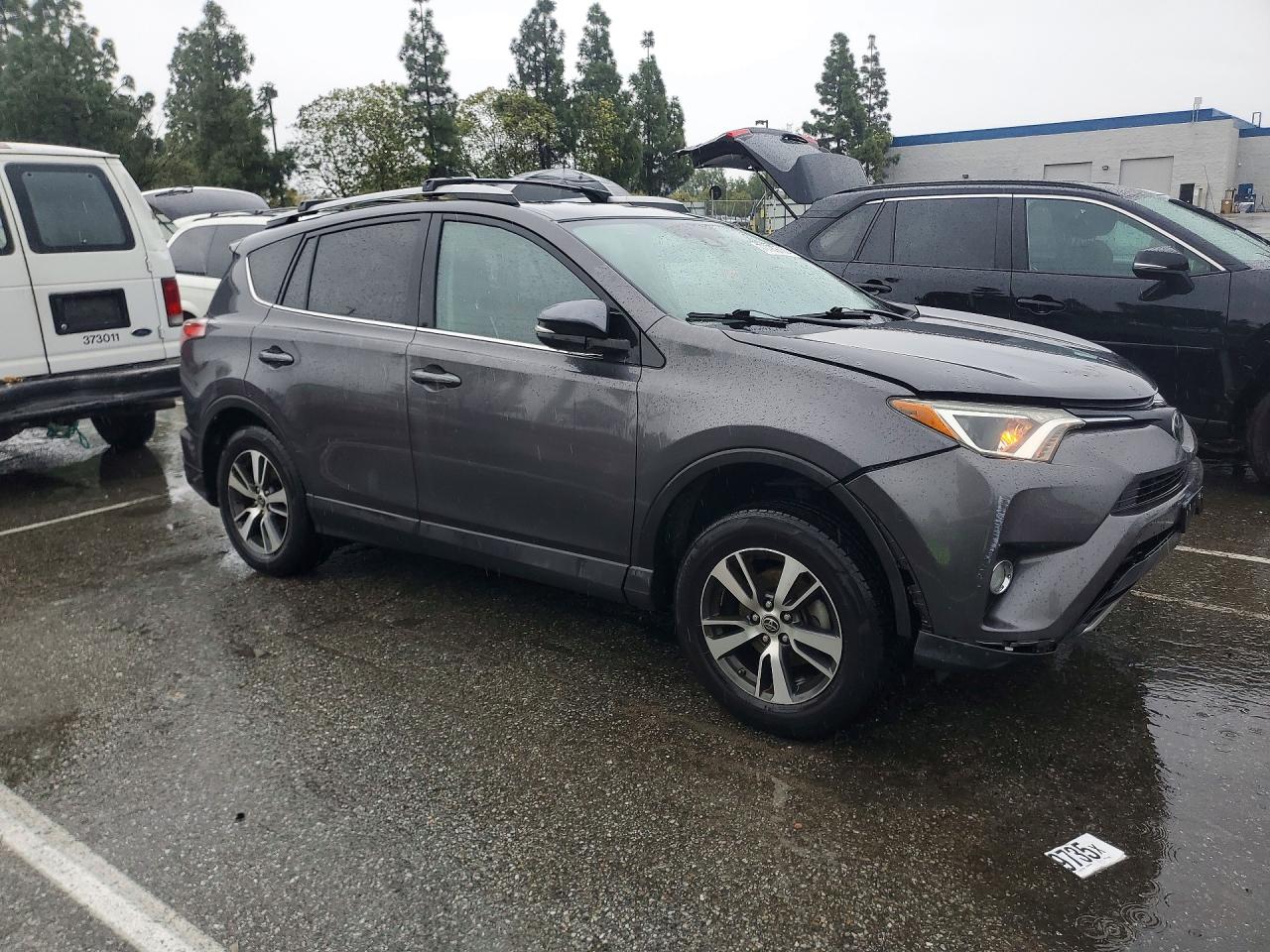 2017 TOYOTA RAV4 XLE photo 4