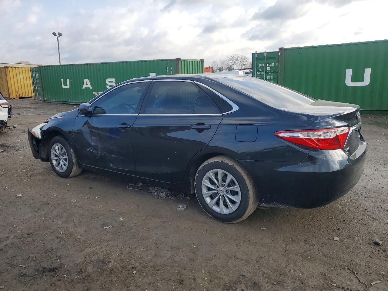2017 TOYOTA CAMRY LE photo 4
