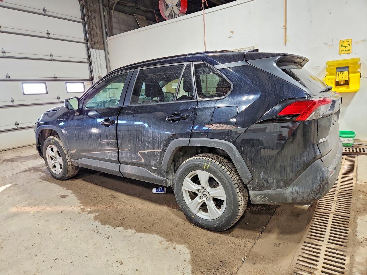 2019 TOYOTA RAV4 LE photo 2