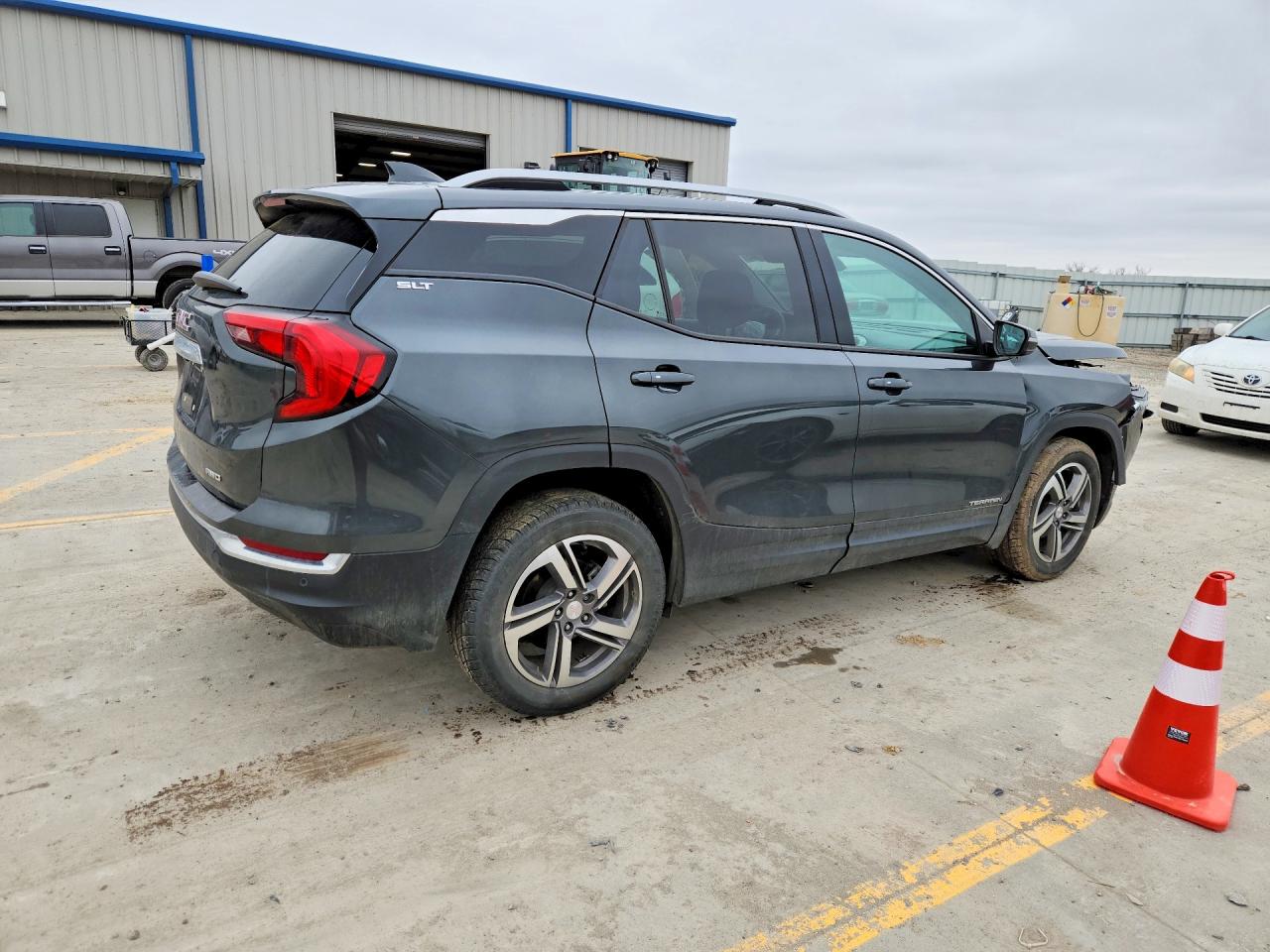 2019 GMC TERRAIN SLT photo 3