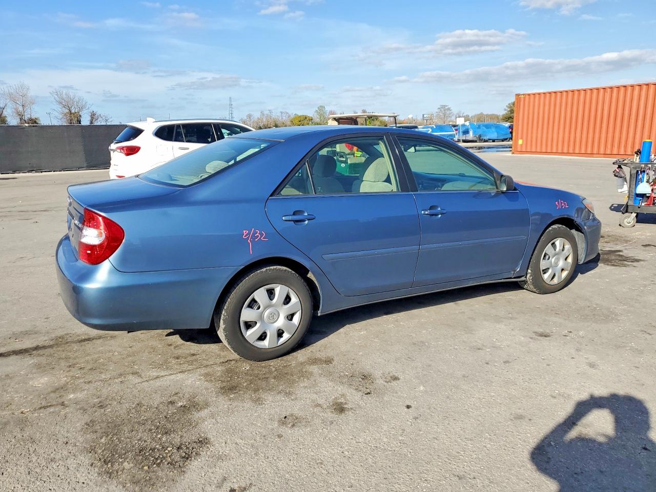 2004 TOYOTA CAMRY LE photo 3