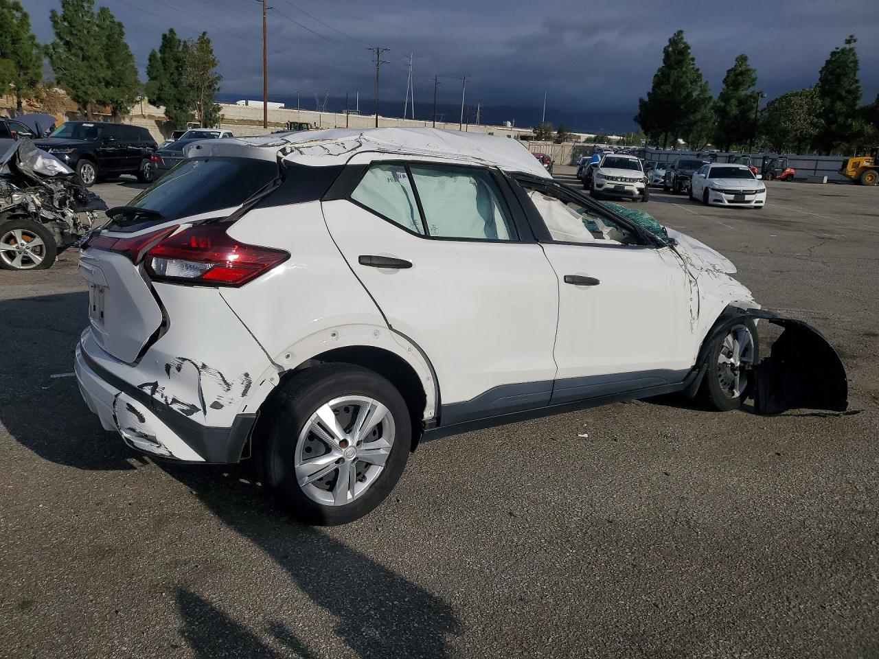 2021 NISSAN KICKS S photo 3