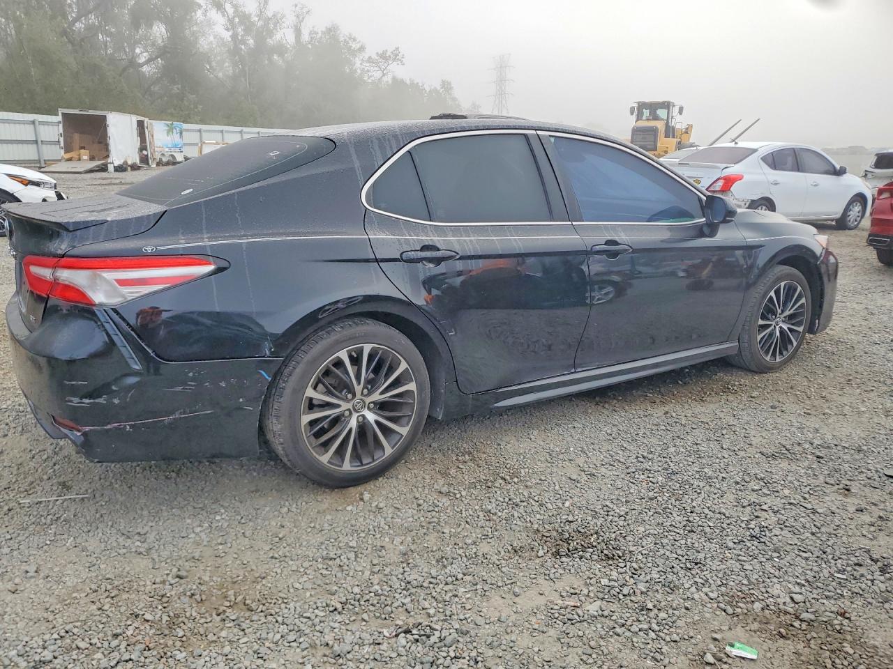 2018 TOYOTA CAMRY photo 3