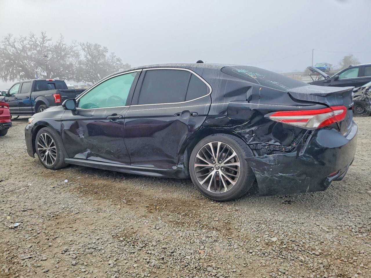 2018 TOYOTA CAMRY photo 2