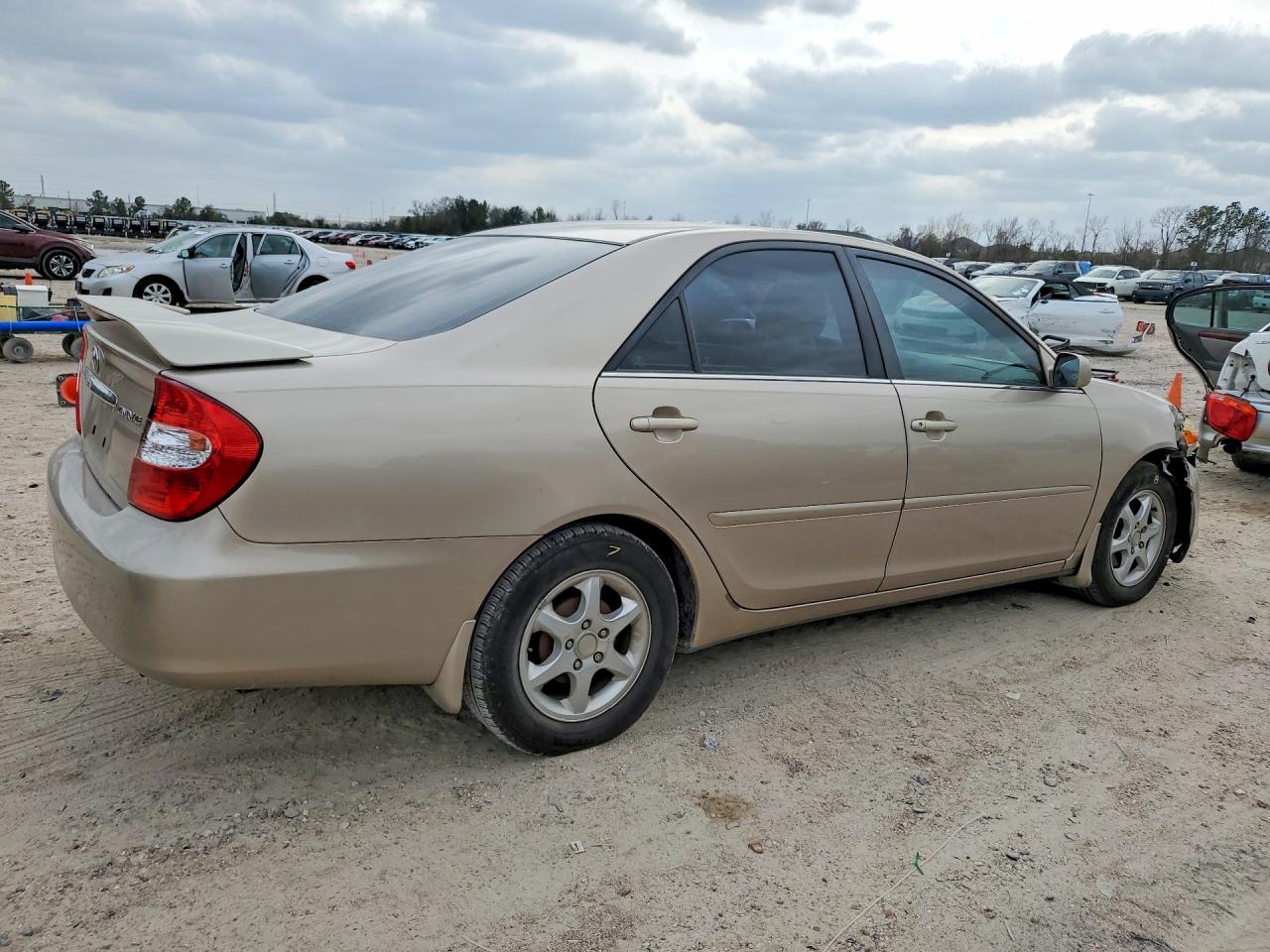 2004 TOYOTA CAMRY LE photo 3