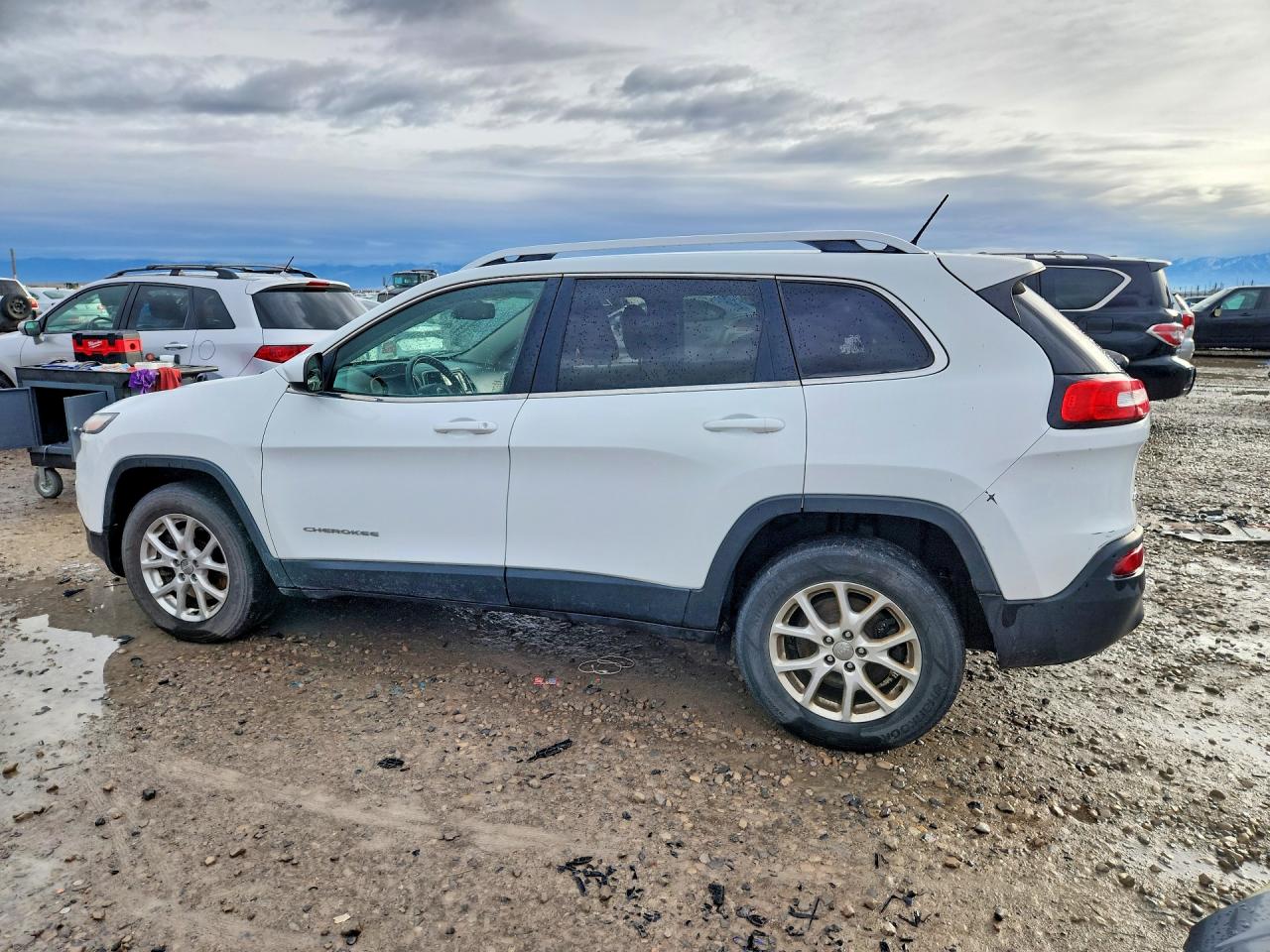 2015 JEEP CHEROKEE LATITUDE photo 2
