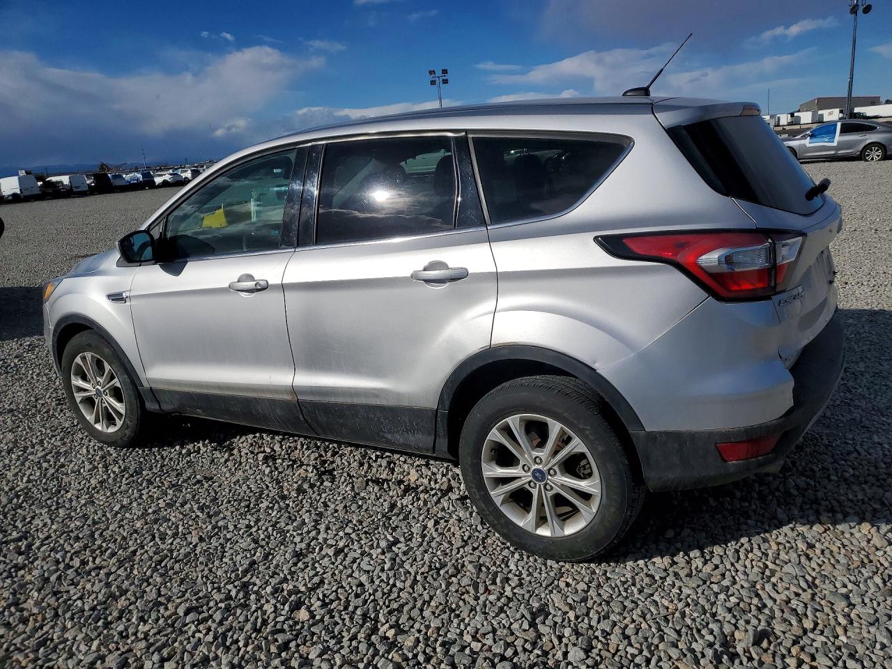 2017 FORD ESCAPE SE photo 2
