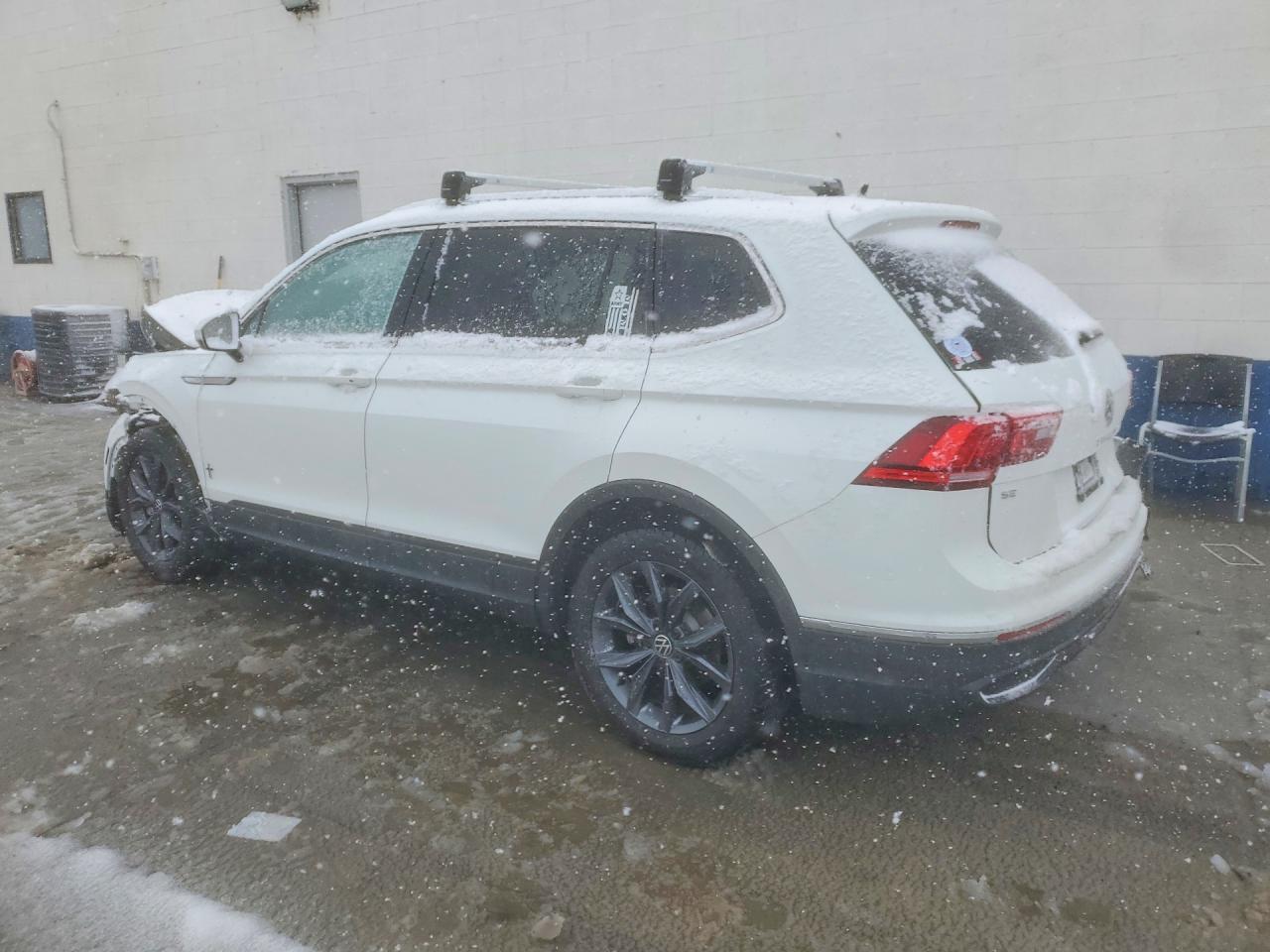 2024 VOLKSWAGEN TIGUAN SE photo 3
