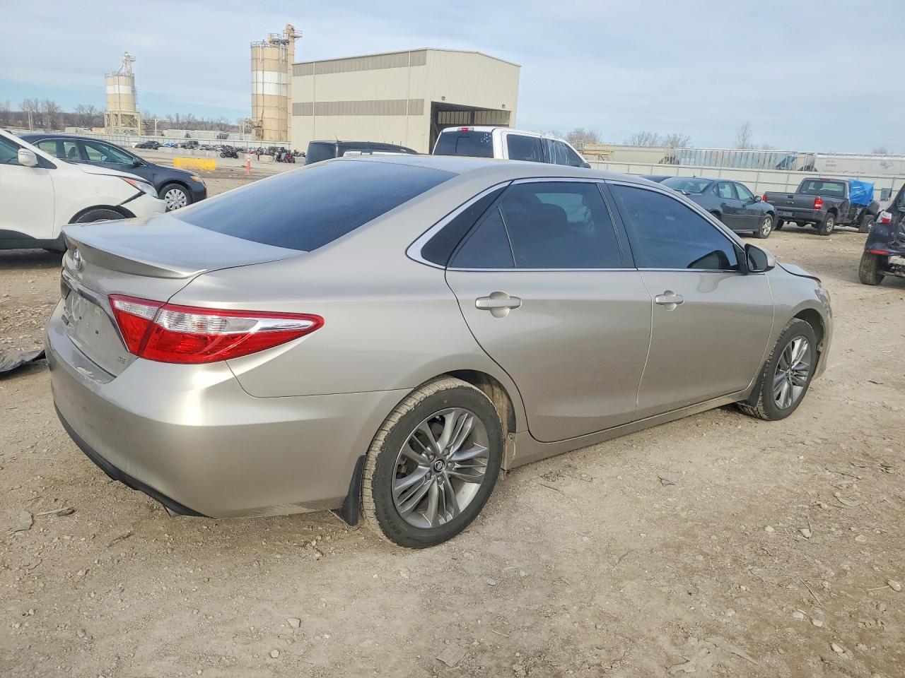 2017 TOYOTA CAMRY LE photo 5