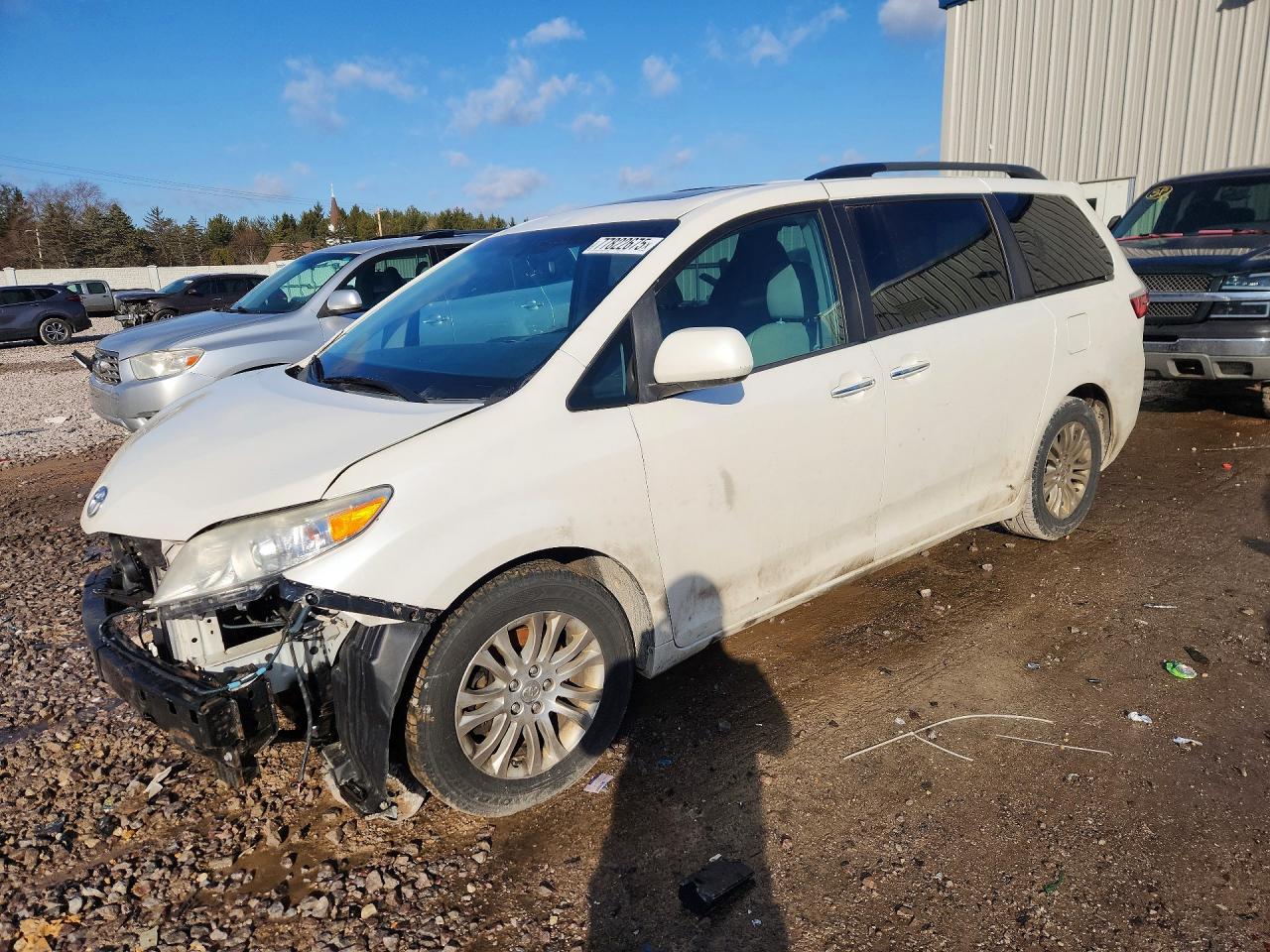 2016 TOYOTA SIENNA