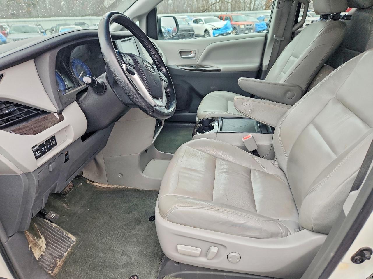 2016 TOYOTA SIENNA XLE 8-PASSENGER photo 7
