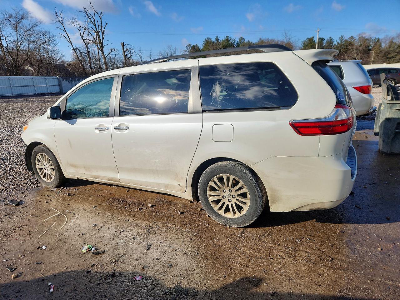 2016 TOYOTA SIENNA XLE 8-PASSENGER photo 2
