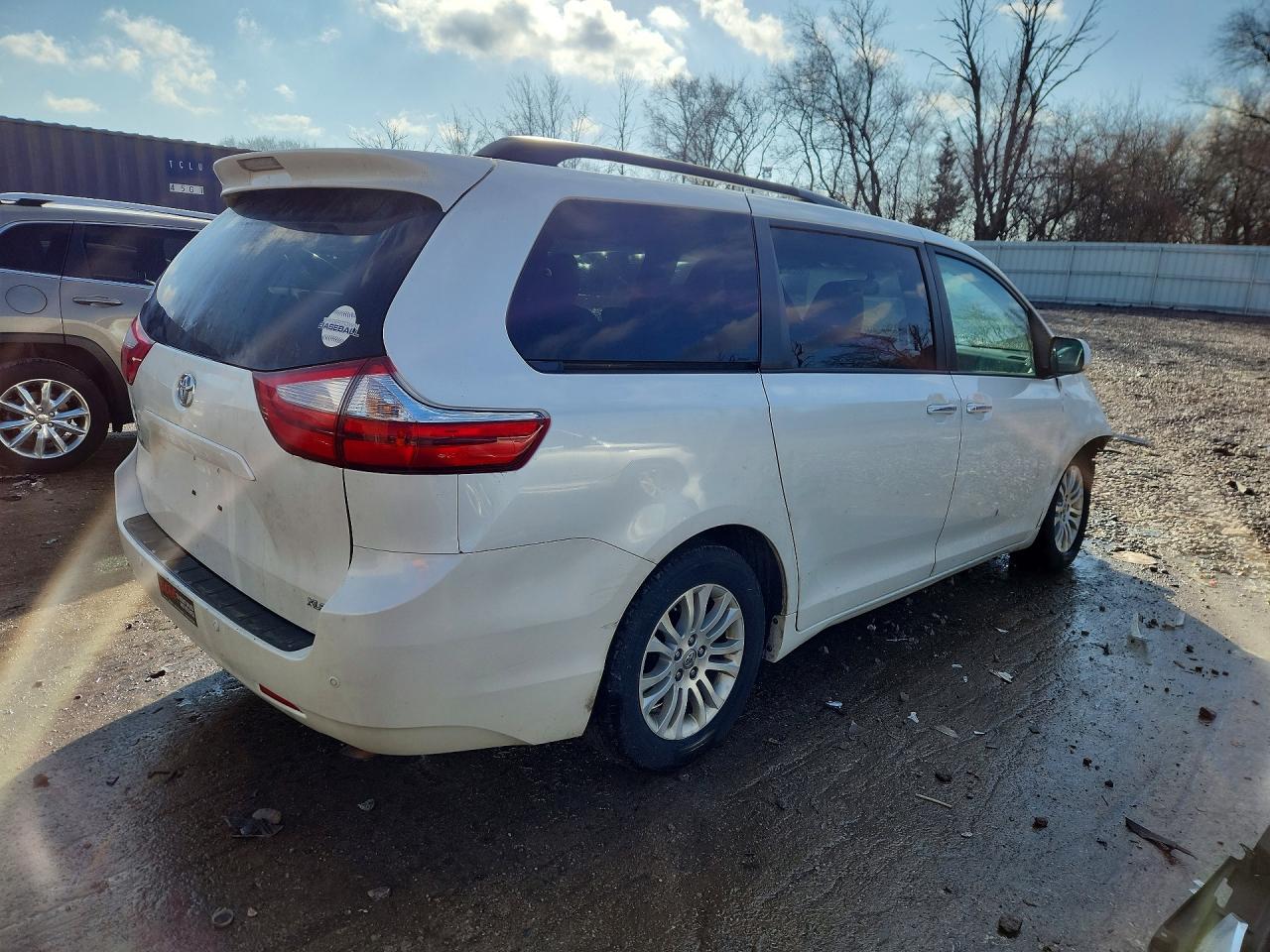 2016 TOYOTA SIENNA XLE 8-PASSENGER photo 3