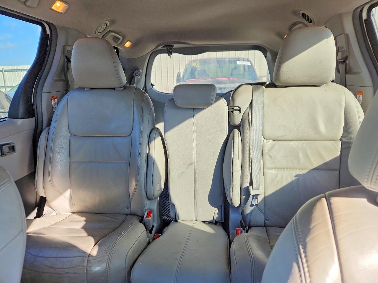 2016 TOYOTA SIENNA XLE 8-PASSENGER photo 10